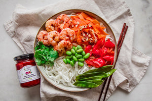 Nouilles et Crevettes Sautées à la Pâte de Piment aux Pétales de Rose